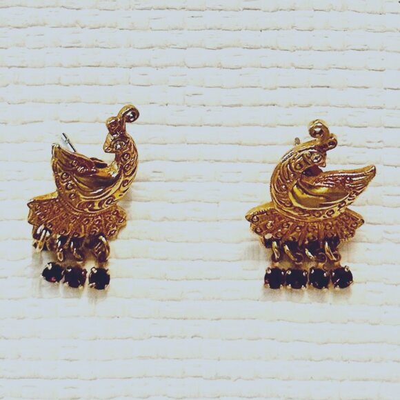 Signed Vintage Avon Goldtone Peacock and Garnet look Bead Chandelier Earrings - Picture 1 of 2